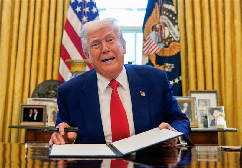 ترامپ فرمان ممنوعیت سفر از ۱۲ کشور از جمله ایران را امضا کرد