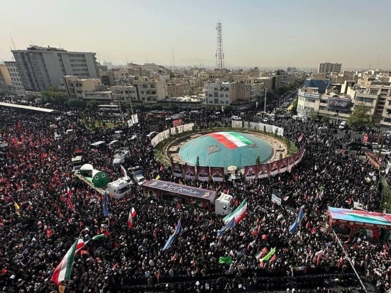 تشییع ۶۰ لاله وطن؛ ایرانم داغدار اما استوار و مقاوم