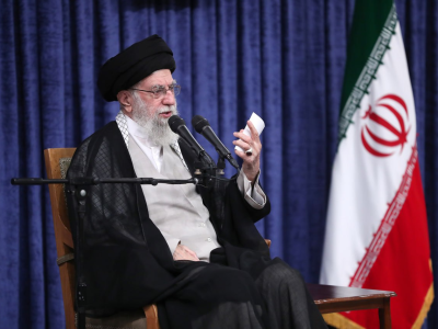 ملت با جهت‌گیری‌های گوناگون سیاسی و وزن متفاوت مذهبی پای ایران ایستاد