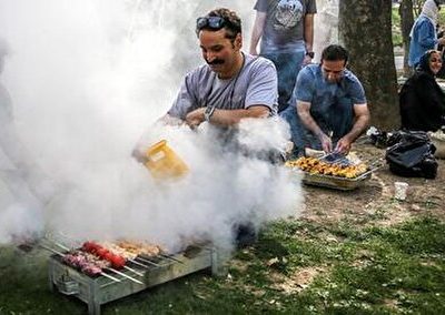 واقعیت کدام است: بوی کباب در بوستان‌ها یا تنگی معیشت ایرانیان؟! 