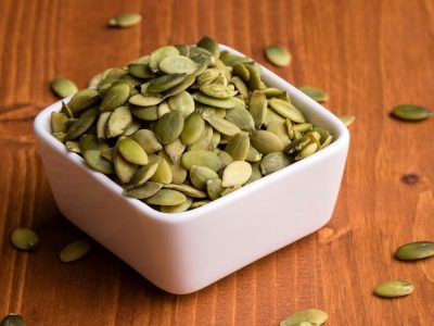 فواید «تخمه کدو» برای سلامتی؛ اَبَرخوراکی کوچک پاییز