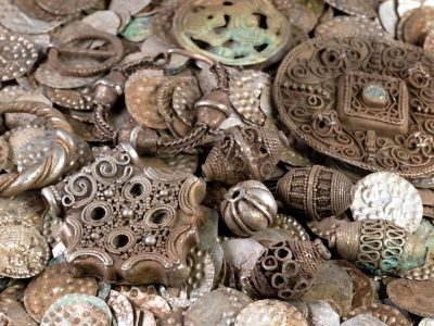 مردی که در خاک به دنبال «کرم» می‌گشت، «گنج سکّه‌های ۸۰۰ ساله» را پیدا کرد