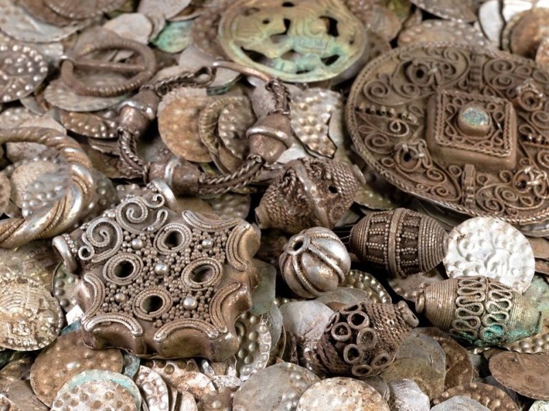 مردی که در خاک به دنبال «کرم» میگشت، «گنج سکّههای ۸۰۰ ساله» را پیدا کرد