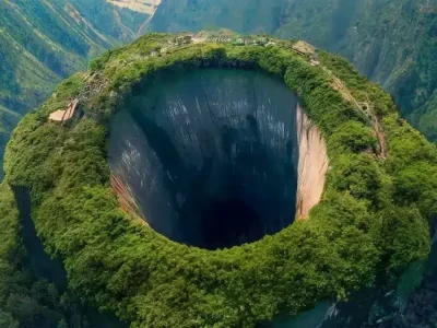 گودال بهشتی؛ یک چاله بی‌انتها با ۶۶۲ متر عمق شناسایی شده که روی دیواره‌های آن یک جنگل آویزان وجود دارد و موجودات ناشناخته در آن زندگی می‌کنند