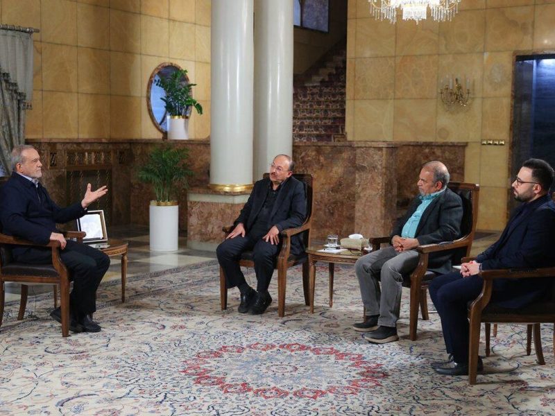 نشست پزشکیان با سه چهره به جای پاسخ به مجریان تلویزیون/ خوب است اما کافی نیست