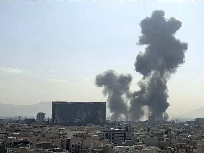 جنگ – روز ۲۹ : اعلام آمادگی یمن برای مداخله در جنگ/ نفت در آستانه ۱۱۵ دلار/ تشکر ترامپ از عربستان بابت کمک علیه ایران/ حمله سوم به نیروگاه بوشهر/ حمله به شمال اسرائیل / حملات شبانه به ۴ متطقه در تهران / آتش سوزی گسترده در پالایشگاه باپکو بحرین/شلیک دوباره موشکها از ایران به فاصله چند دقیقه از موج قبلی/جزئیات حملات هوایی دقایقی قبل در تهران/ حمله مجدد به محدوده دبستان میناب