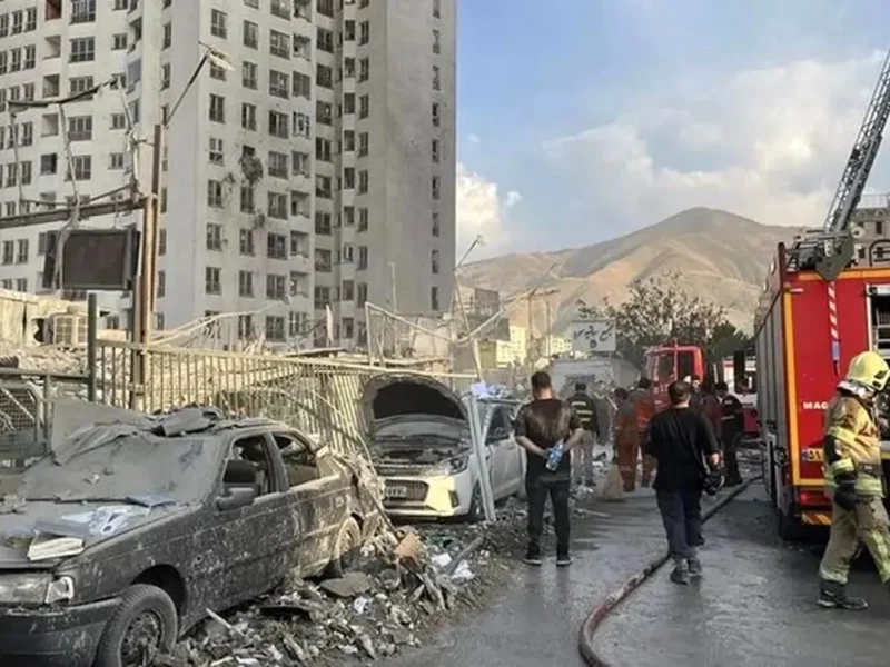 جنگ – روز ۶ : هشدار ایران: اگر دنبال تغییر رژیم باشید، راکتور اتمی دیمونا را می زنیم / نتانیاهو نگران آتش‌بس زودهنگام آمریکا با ایران / اعلام پایبندی ایران به «توافق پکن» با عربستان / کومله: هیچ‌گونه حمله‌ای به ایران را آغاز نکرده‌ایم /حمله به کمپ احزاب مسلح کرد در کردستان عراق /آغاز شلیک موشک به سمت اسرائیل /حمله به مناطق مختلف تهران /صدا و سیمای سنندج هدف قرار گرفت /حادثۀ سخت برای آمریکا در ایران