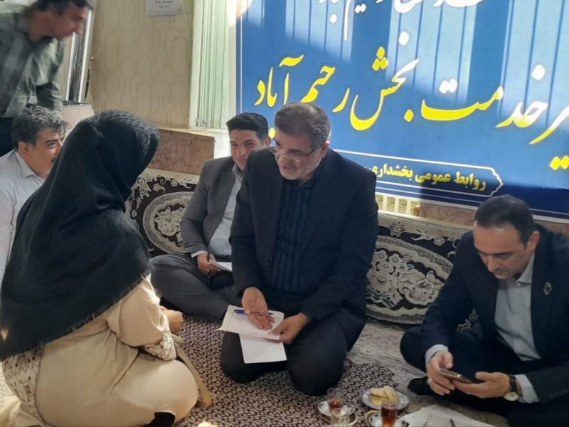 میز خدمت جهادی یک تشریفات اداری نیست، فرصتی برای لمس واقعیتهای زندگی مردم است/تجلی همدلی در میعادگاه عبادت؛ گرهگشایی بیواسطه مسئولان از مشکلات مردم در رحیمآباد