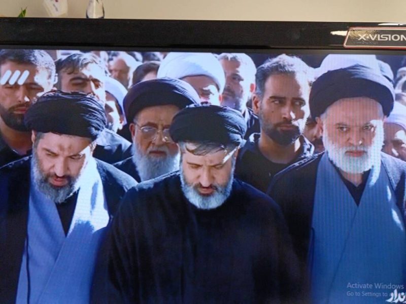 حاشیههای نماز؛ حضور فرزندان رهبر شهید در نماز بر پیکر پدر
