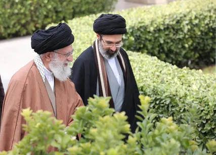 تنها مصاحبه آیت الله سیدمجتبی خامنه ای: از خاطرات پدر و پدربزرگ تا ماجرای ظرف حلبی پر از عقیق های گرانقمیتی که از یمن آورده بودند