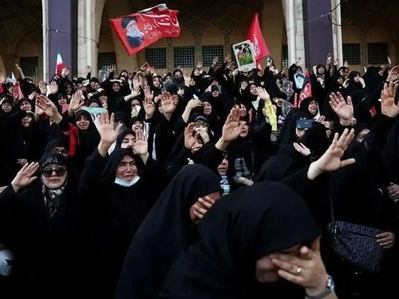 حضور پر رنگ زنان در تشییع رهبر؛ امری مدرن در دل آیینی سنتی